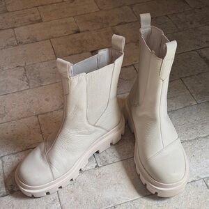 Tom’s Chelsea Lug-Sole waterproof leather Boots in Off-White.Size 8